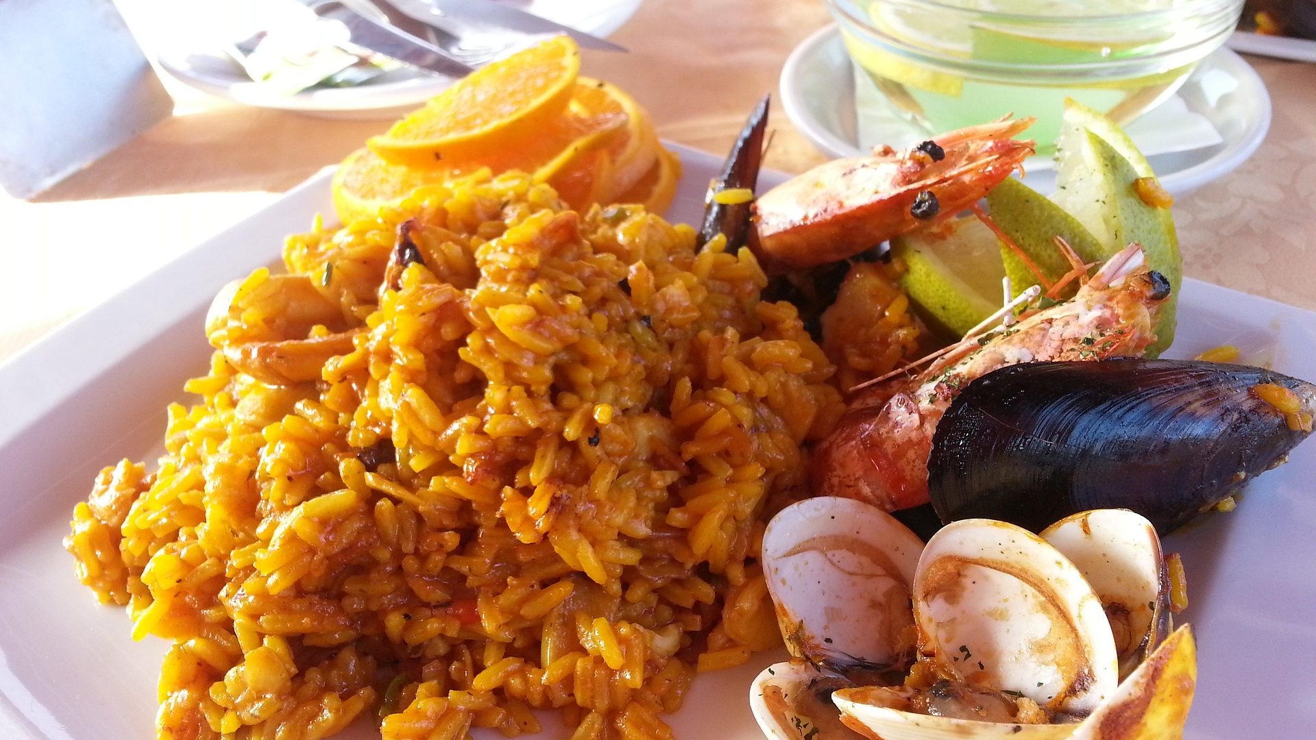 Comer plato de Paella